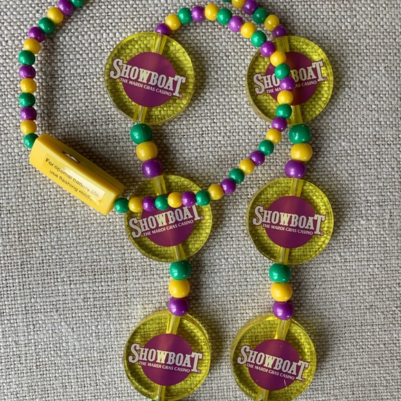 Mardi Gras Showboat New Orleans Party Beads Light up plus… - Picture 1 of 6